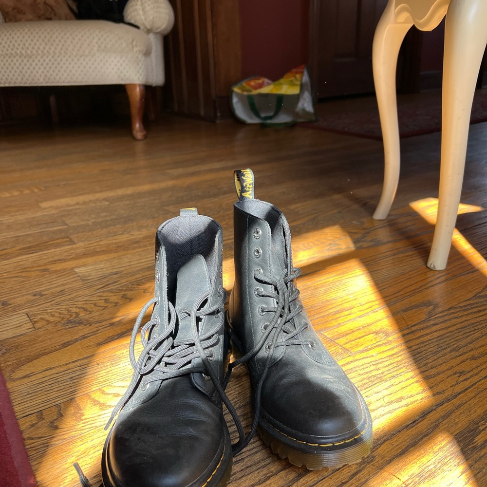 DR. MARTENS BOOTS 8